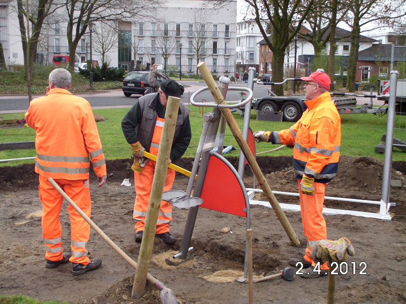 Mitarbeiter des Bauhofes bauen eines der sechs Geräte auf.  Foto: privat